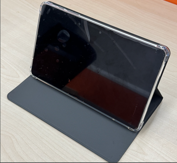 Tablet Q868 - vista frontale con cover stand grigia