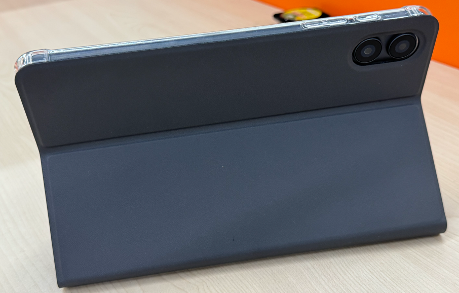 Tablet Q868 - vista posteriore con cover stand grigia